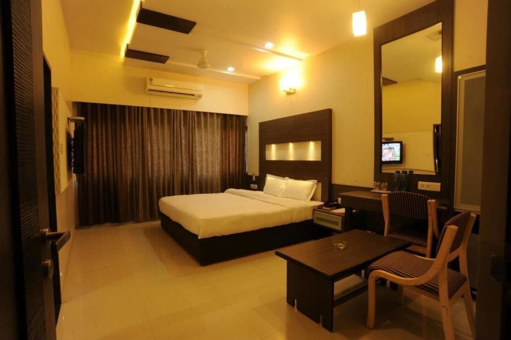 Clubhouse Hotel Raajpath Vadodara Exterior foto